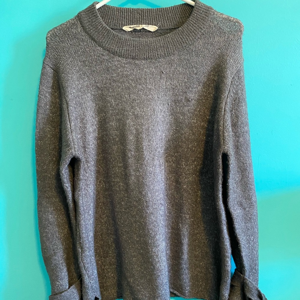 Sweater with bows on sleeves